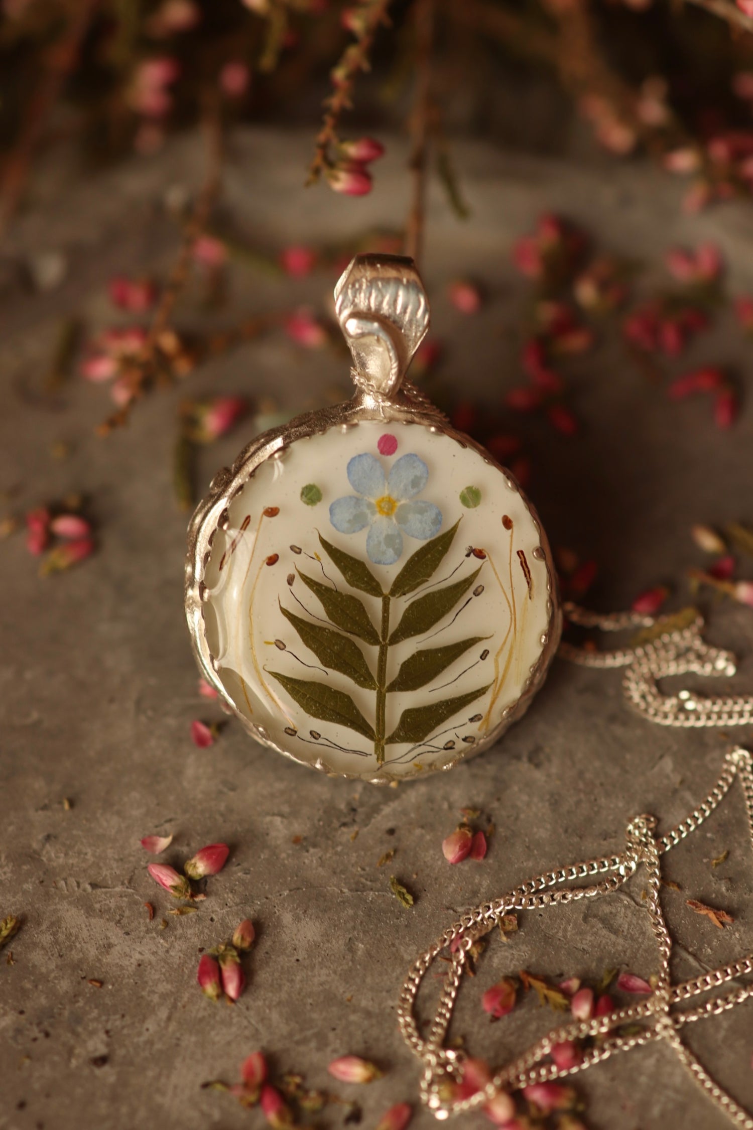 Pendants with pressed flowers